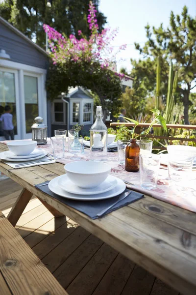 Conjunto de mesa para comida al aire libre en mesa de madera en el jardín — Foto de Stock