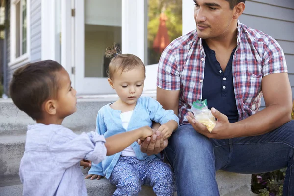 Père donnant des bonbons aux enfants — Photo