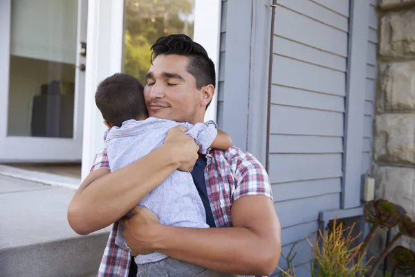 Padre abrazando hijo — Foto de Stock