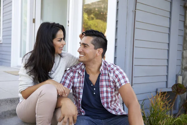 Pareja fuera de casa —  Fotos de Stock