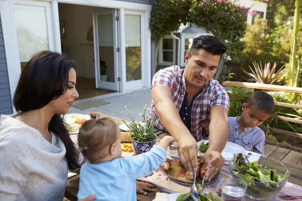 Familia sentada al aire libre en la mesa —  Fotos de Stock