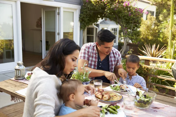 Familia en casa Comer al aire libre —  Fotos de Stock