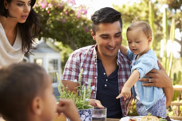 Padre abrazando hijo en mesa — Foto de Stock