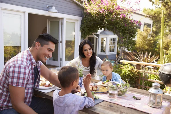 Familjen äta utomhus tillsammans — Stockfoto