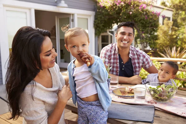 屋外の食事を食べる家族 — ストック写真