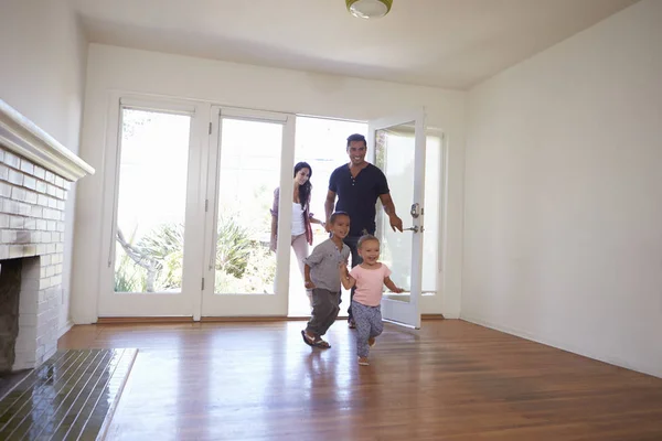 Rodina s dětmi prozkoumat nový domov — Stock fotografie