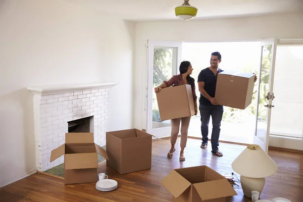 Casal transportando caixas desembaladas — Fotografia de Stock