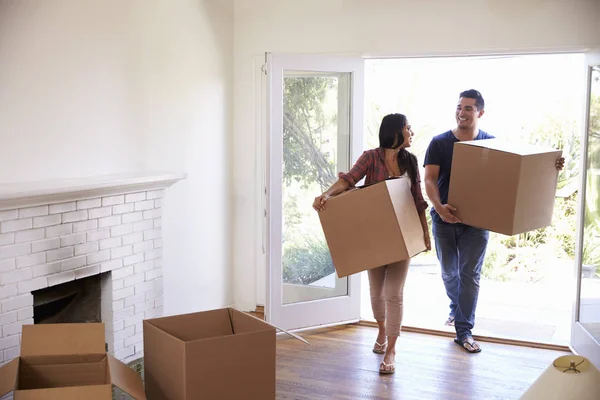 Couple Carrying Boxes in hall — Stock Photo, Image
