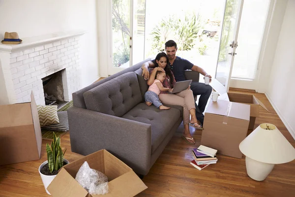 Family Using Laptop — Stock Photo, Image