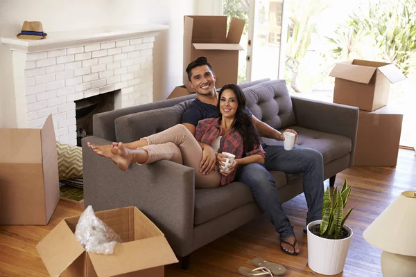 Pareja sentada en sofá — Foto de Stock