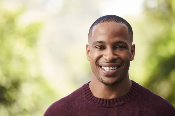 Tête et épaules extérieures Portrait d'homme — Photo