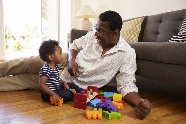 Abuelo y nieto jugando con juguetes —  Fotos de Stock