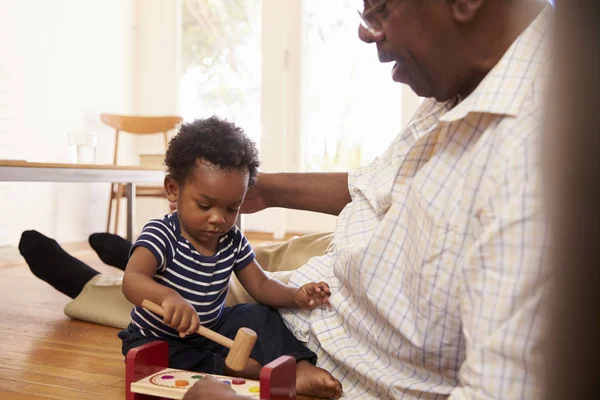 Avô e neto brincando com brinquedos — Fotografia de Stock