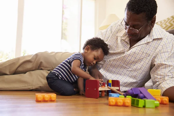 Avô e neto brincando com brinquedos — Fotografia de Stock