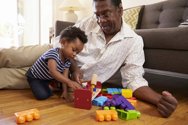 Abuelo y nieto jugando con juguetes — Foto de Stock