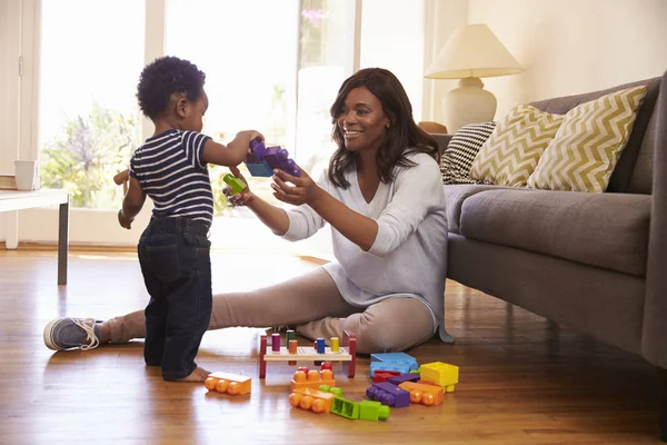 Madre e hijo jugando con juguetes —  Fotos de Stock
