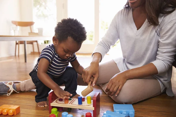 Mãe e filho brincando com brinquedos — Fotografia de Stock