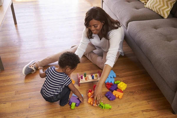 Mãe e filho brincando com brinquedos — Fotografia de Stock