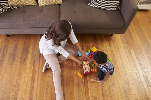 Mère et fils jouant avec des jouets — Photo