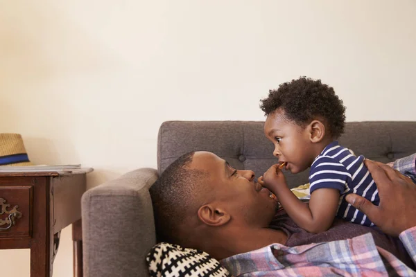 Vader en zoon op sofa — Stockfoto