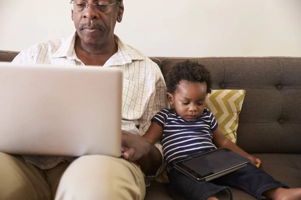 Opa en kleinzoon met behulp van Laptop — Stockfoto