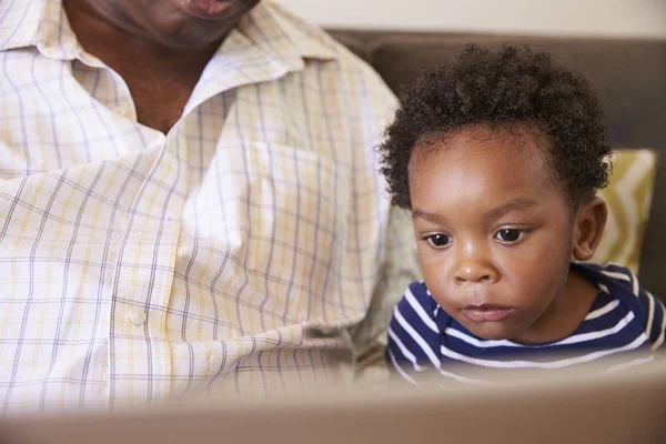 Abuelo y nieto usando laptop — Foto de Stock