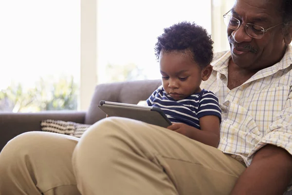 Opa en kleinzoon met behulp van digitale Tablet — Stockfoto