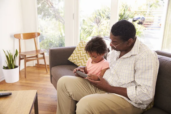 Grand-père et petite-fille utilisant une tablette numérique — Photo