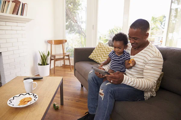 Padre e hijo usando tableta digital —  Fotos de Stock