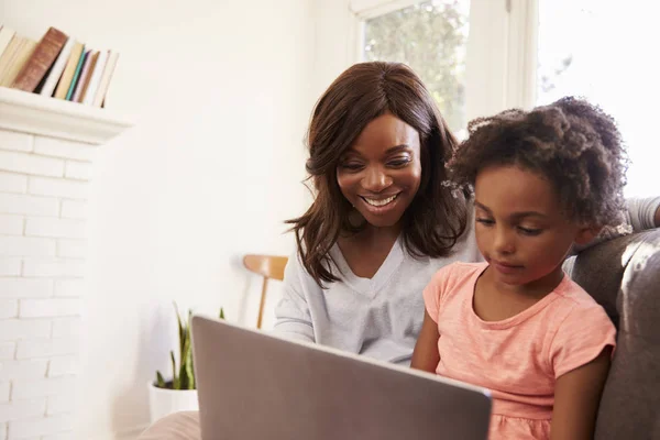 Mutter und Tochter mit Laptop — Stockfoto