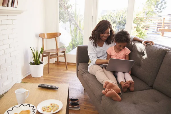 Madre e hija usando laptop —  Fotos de Stock