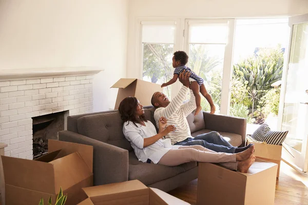 Eltern auf Sofa mit Sohn — Stockfoto