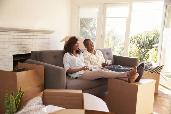 Pareja en sofá tomando un descanso — Foto de Stock