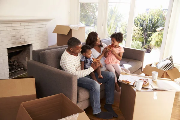 Familie auf Sofa mit Pizza — Stockfoto