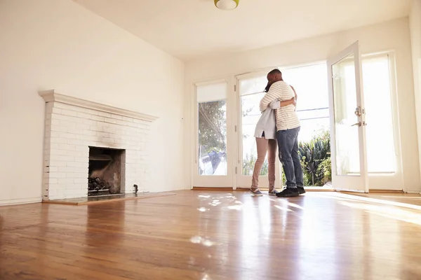 Casal abraçando em nova casa — Fotografia de Stock