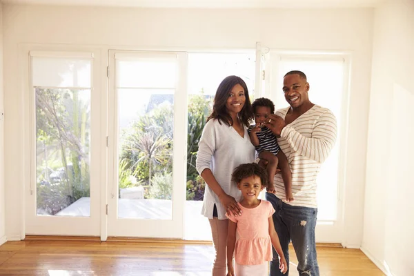 Famille dans une nouvelle maison — Photo