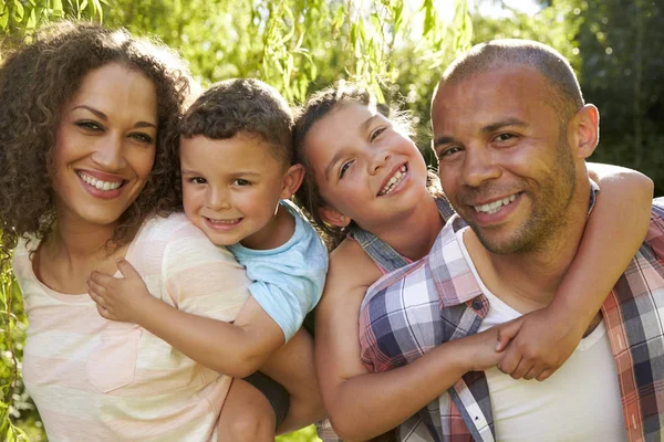 Familia en el jardín mirando el uno al otro Imágenes de stock libres de derechos