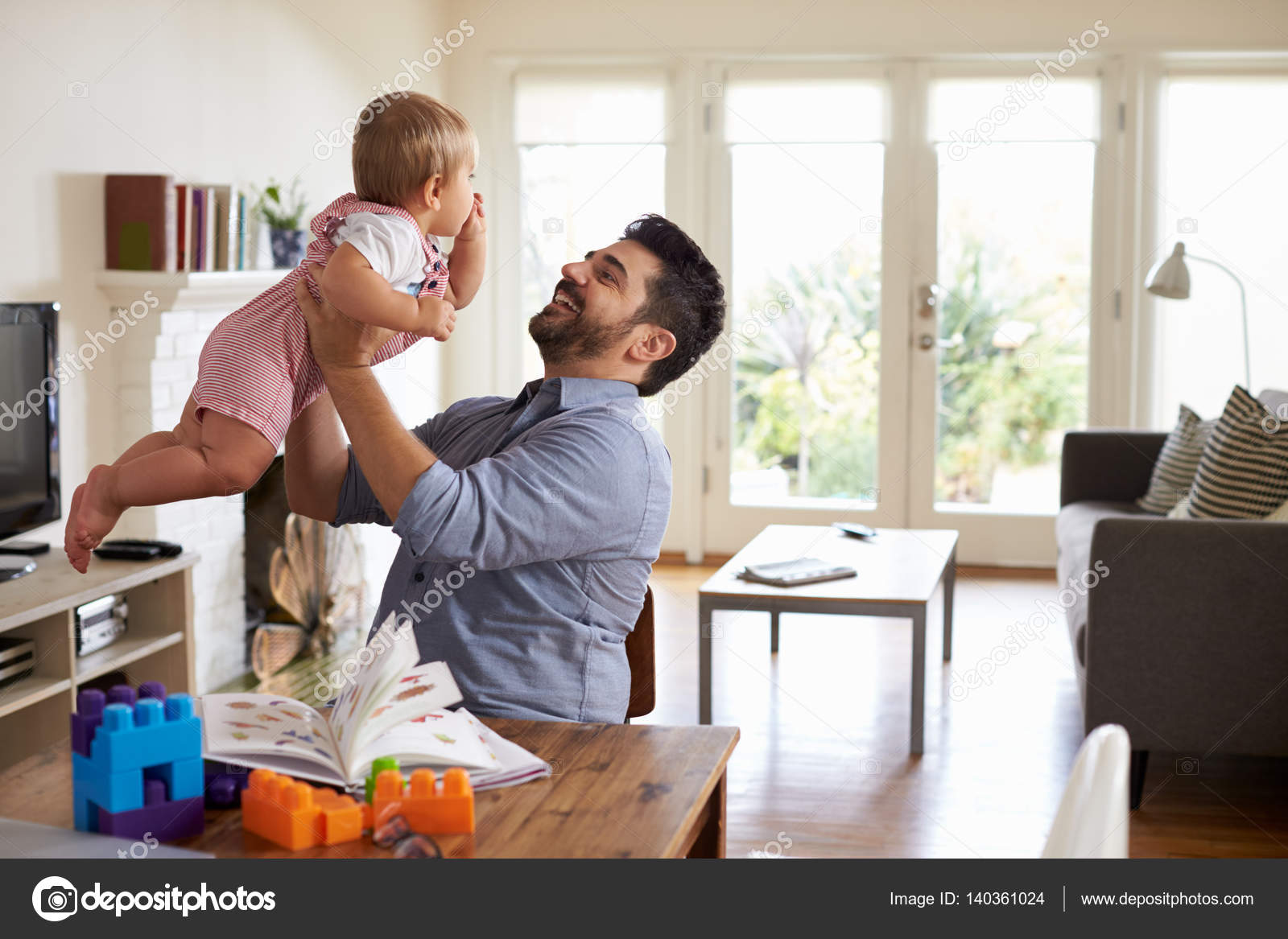 отцы и дети. папа сижу. папа и сын сидят на диване. папа сижу. сын сидит на диване с отцом.