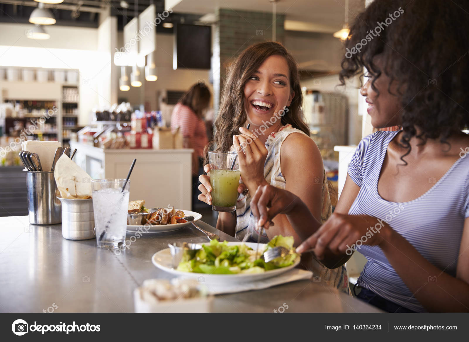 Человек за едой. Eating html. Парень ест торт. Мужчина завтракает. Мужчина ест.