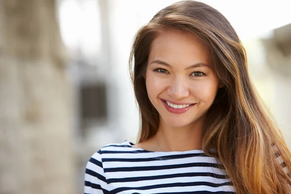 Giovane donna sorridente alla macchina fotografica — Foto Stock