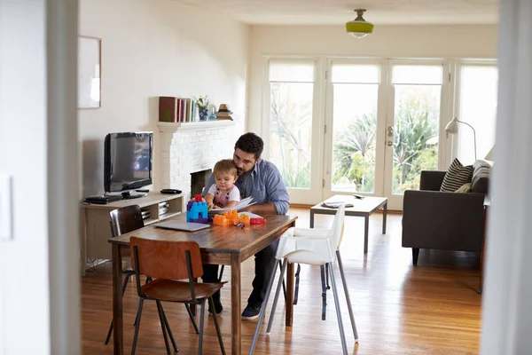 Padre juega con el bebé — Foto de Stock