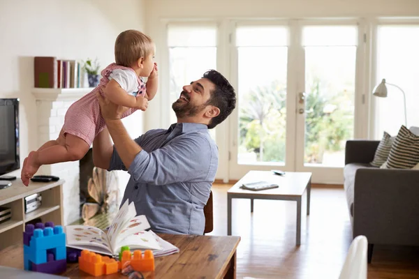 папа с ребенком больным. папа сидит с сыном. отец с больным сыном. отцы и дети приколы. папа сидит с ребенком.