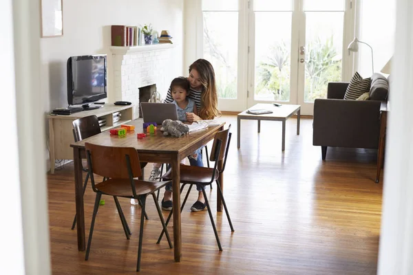 Mor och dotter sitter vid bord — Stockfoto