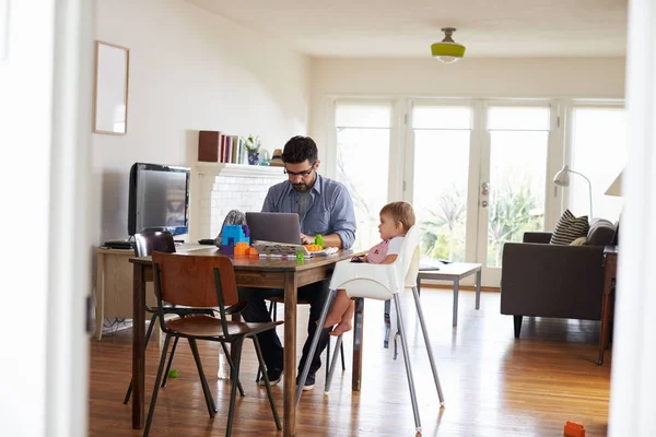 Babam inşaat üstünde Laptop — Stok fotoğraf