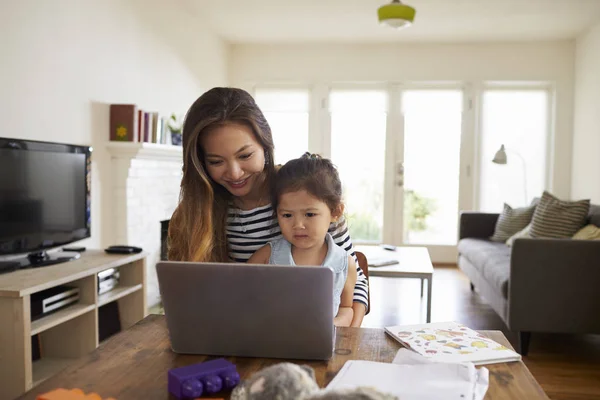 Madre e hija usando laptop —  Fotos de Stock