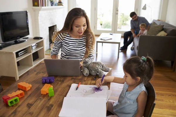 Père joue avec les enfants à la maison — Photo