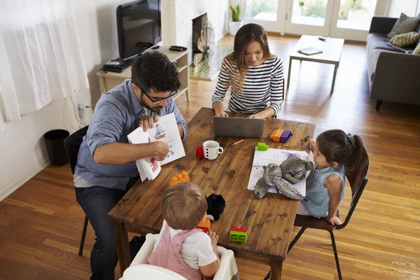 Parents montrant des livres aux enfants — Photo