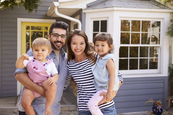 Dışarıda duran çocuklu aile — Stok fotoğraf