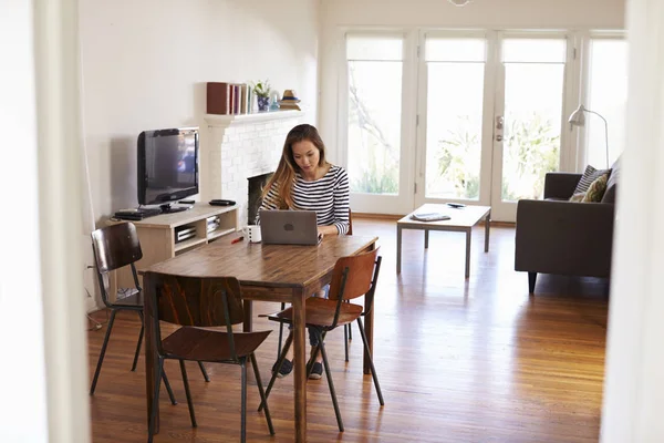 Kvinna som arbetar hemifrån — Stockfoto