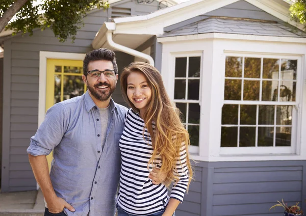 Couple looking looking at camera — Stock Photo, Image